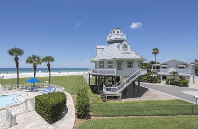 Beachfront Iconic Lighthouse- Perfect Family Vacation!