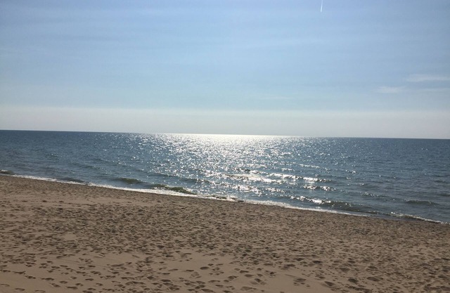 BEACHFRONT LAKE VUE Lake Michigan Condo - plage privée, piscine chauffée, terrasse!
