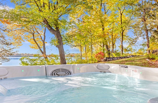 Beachfront Lake Home with new Jacuzzi hot tub, 15 min to Taylors Falls