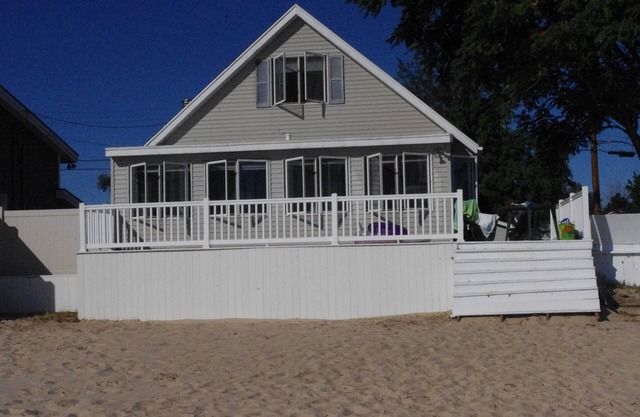 Beachfront Lake Huron Home sur la plage de Brissette ~ Détendez-vous et profitez de la beauté! ~