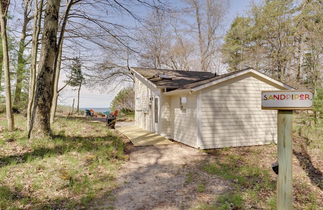 Beachfront Lake Michigan Cottage w / Fire Pit & Deck