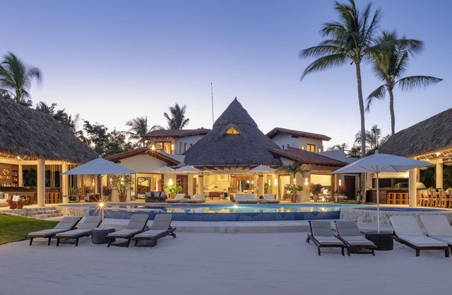 Villa de luxe ultra luxueuse de 18 000 pieds face à la plage avec chef et personnel de 7 personnes