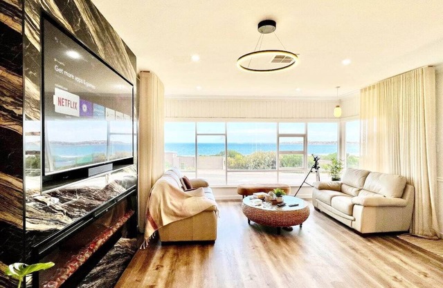 Beachfront Marshmallow- Stunning Beachfront Views