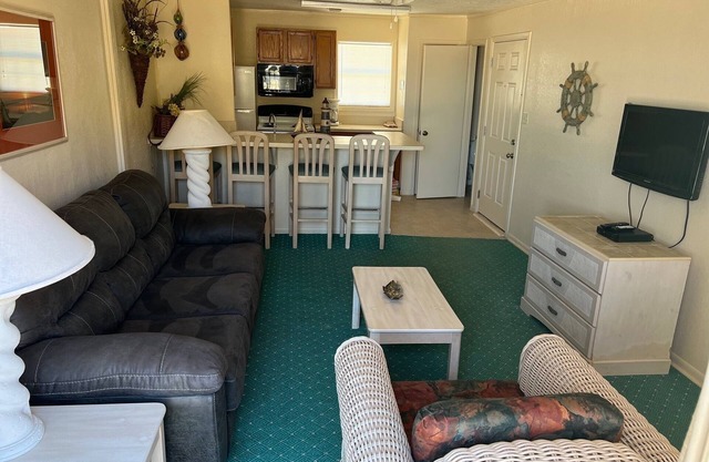 Beachfront One Bedroom Condo with a Pool/2 nights or 7 nights. Pet friendly!