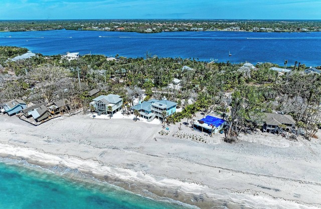 Beachfront Palace with Birdseye Rooftop Deck