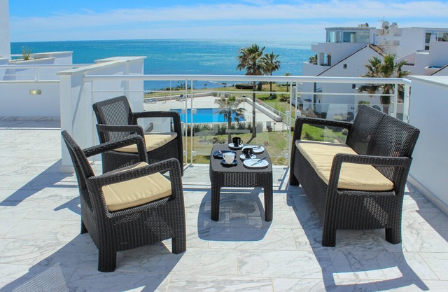 Penthouse Beach Front Apartment avec une vue incroyable, bain à remous et barbecue.