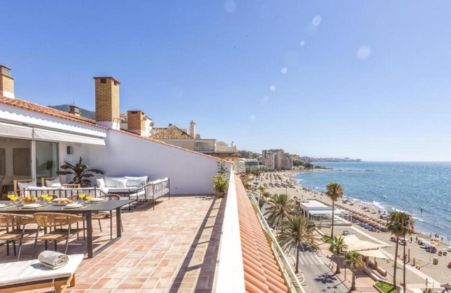 Beachfront penthouse with sea views
