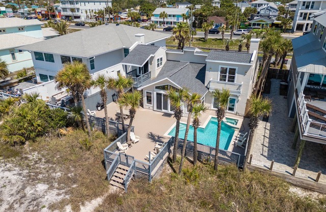 Beachfront Pool, Private Home, Don't Miss This!!