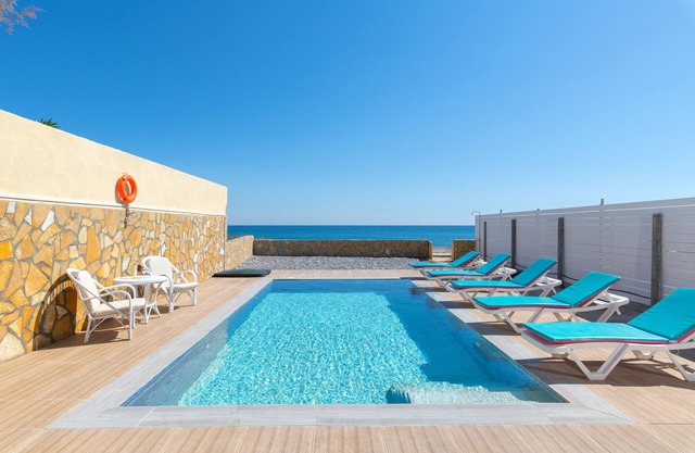 villa avec piscine en bord de mer