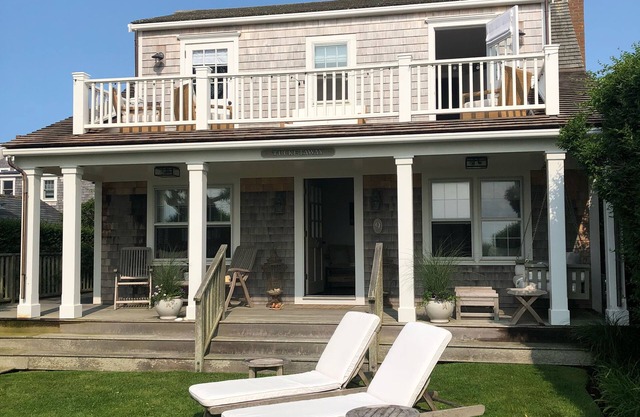 En front de mer, immaculée, chalet luxueux. Superbe lever de soleil de chaque fenêtre.