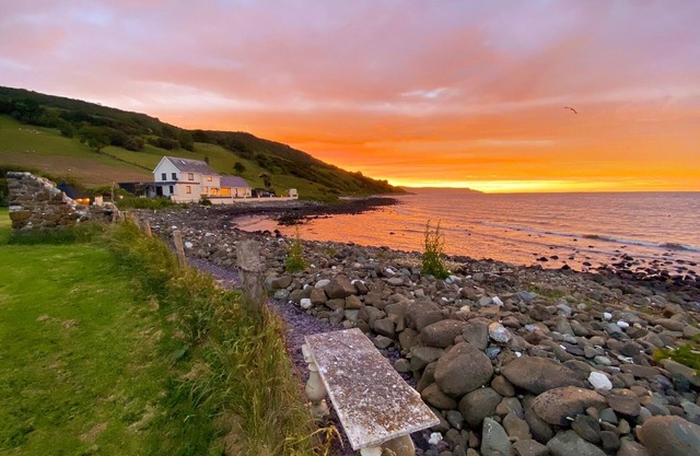 Nouvelle propriété en bord de mer sur la route côtière avec une vue imprenable et un bain à remous