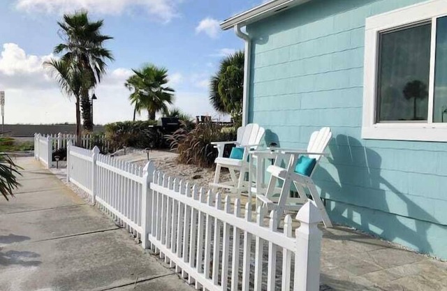 Emplacement-Quaint Beach Front House- Historic Pass a Grille-Steps à la plage.