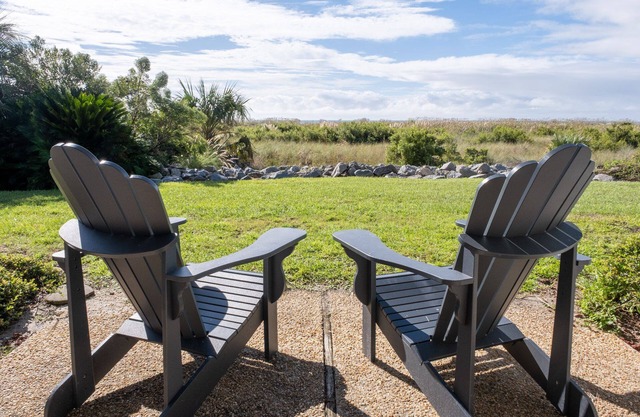 Beachfront, Remodeled 2bed/2.5bath with Pool