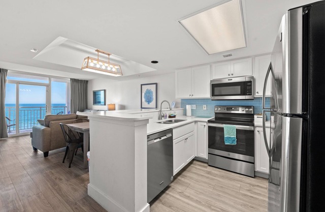 Oceanfront vues directes! 2BR Camelot 607. Rivière paresseuse, bain à remous et très bien situé!