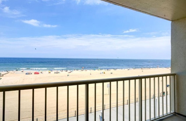 Beachfront Resort!! 1 Bedroom Oceanfront room at Beach Quarters Resort