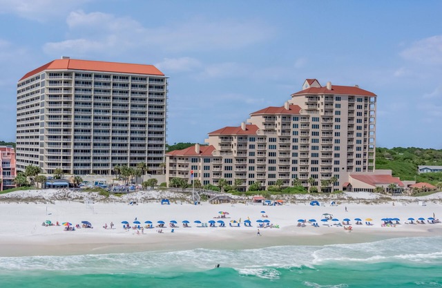 Beachfront resort condo with pool, hot tub, gym, & tennis - AC & washer/dryer