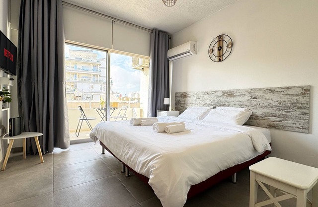 Beachfront SeaJoy Larnaka Makenzy - 50m to Beach