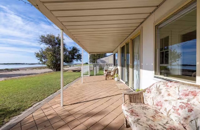 Beachfront shack. Great position. Family Friendly. Pet Friendly.