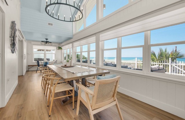 Belle maison familiale, beaucoup d'espace, directement sur la plage, grand barbecue, bain à remous!