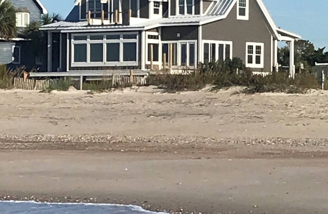 Beachfront Spacious 4-bedroom/4-bath House with Gorgeous Ocean Views