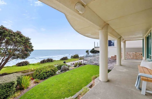 Wanaka Studio beachfront accommodation in Bell Block