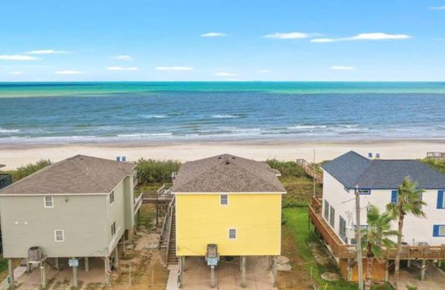 Beachfront Villa! Newly renovated - w/ Direct Beach Access & Spacious Deck