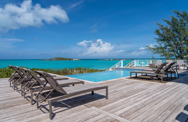 Nouvelle villa en bord de mer avec piscine avec une incroyable plage de sable