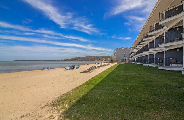 ✵ Beachfront Walkout Condo: Pointes North Resort | 106