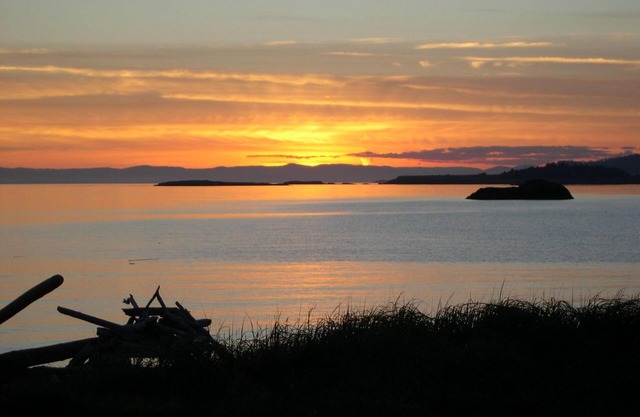 Front de mer avec des couchers de soleil spectaculaires. Île Lopez