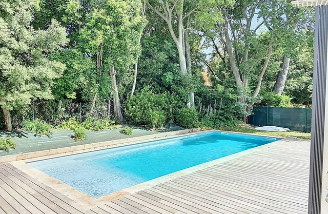 Appartement Standing avec Terrasse, Piscine et Accès Plage, 2 Chambres, Climatisé, Parking, PMR