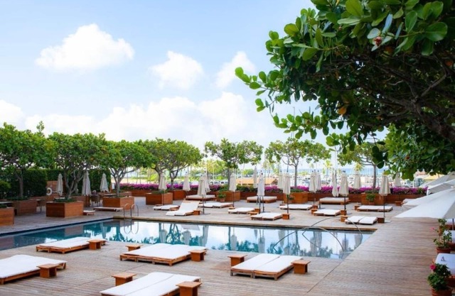 Beachside Beauty in the Heart of Honolulu! Outdoor Swimming Pools, City View!