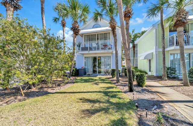 Beachside Bliss Full Cottage~Location, Crystal Beach~Steps to Beach & Pool