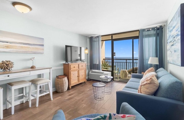 Beachside Bliss: Oceanfront Suite w/ Breakfast