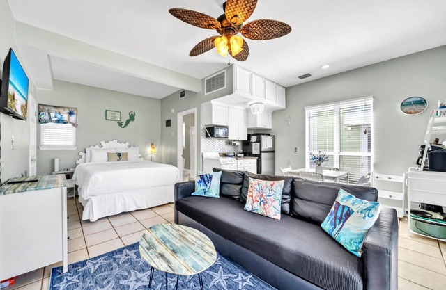 Beachside Breeze Cottage~Location, Crystal Beach~2 min walk to Beach & Pool