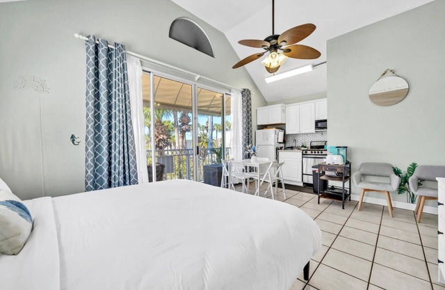 Beachside Bungalow~Location, Crystal Beach, 2 min walk to Beach & Pool