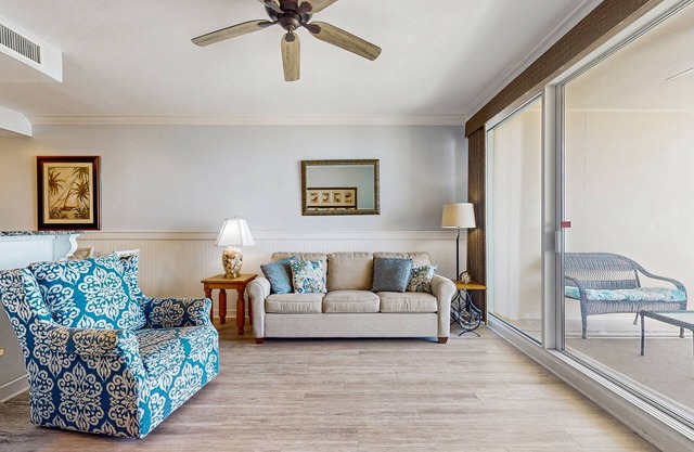 Beachside Condo in Prime Location w/Free WiFi, Shared Pool & Hot Tub, Central AC
