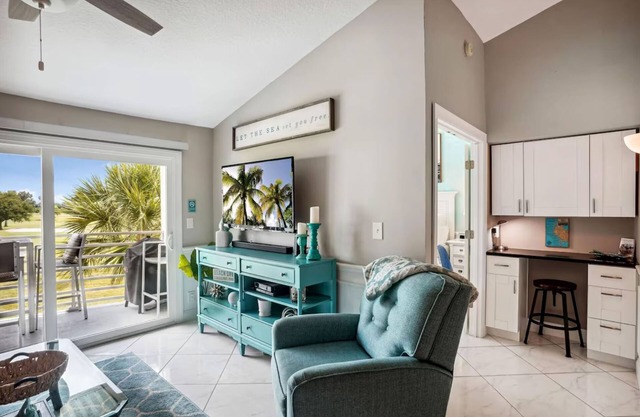 Beachside condo with pool, hot tub, close to beaches, WiFi, AC, washer/dryer