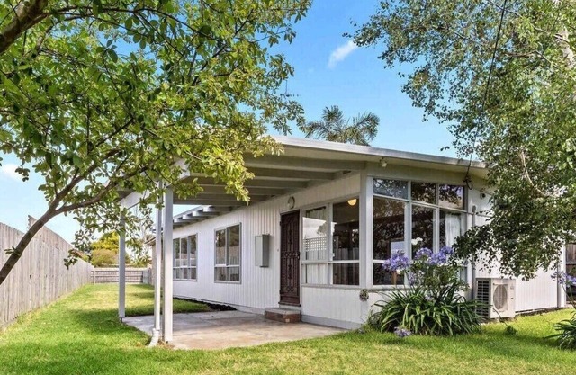 Beachside Family Home - 3 Minute Walk to the Beach. Located in Safety Beach