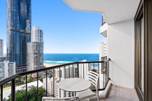 Beachside In Heart Of Surfers Paradise With Spa