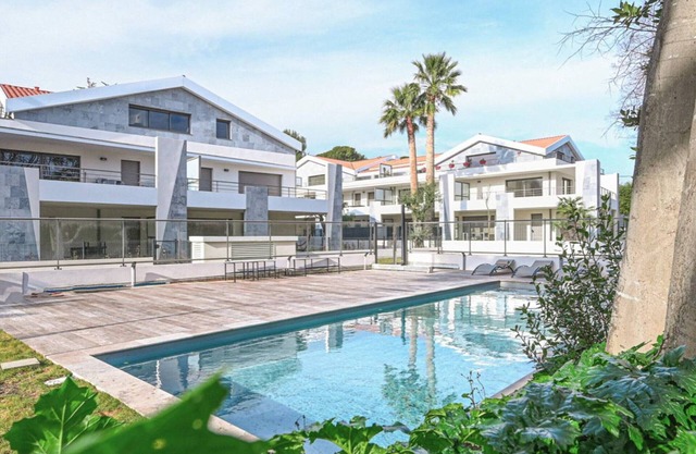 Appartement à 150m plage des Lecques, climatisé, piscine, terrasse, 2 chambres, parking - 4 étoiles