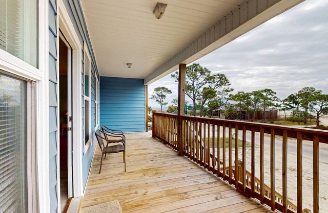 Beachview duplex with double lofts, balcony, W/D, Wifi
