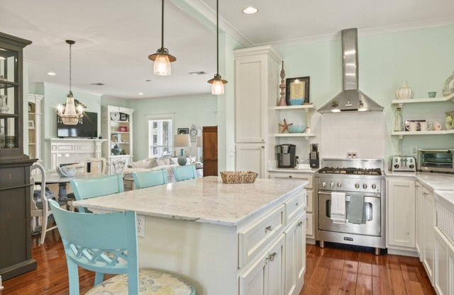 Beachview! Walk to the Beach! Minutes to Downtown Bay St. Louis! Sleeps 6!