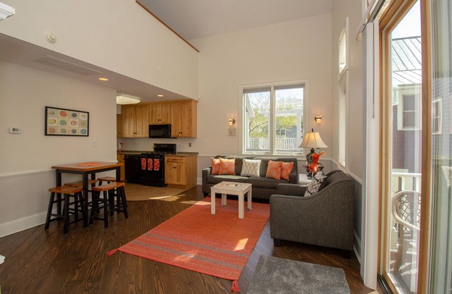 Beachwalk Guest Cottage Across from Lake Michigan