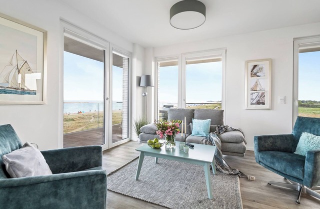"BeachWaveFour": Holiday apartment right on the beach with sauna, balcony & Baltic Sea view