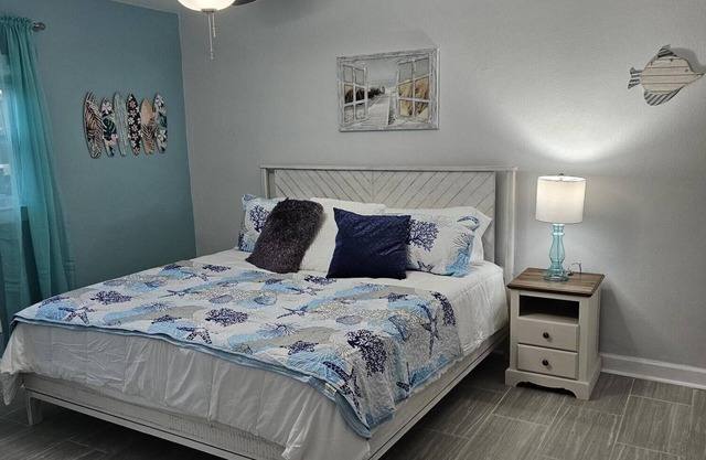 Best Location in Cape Coral! Walk to everything! NEW! KING BED.
