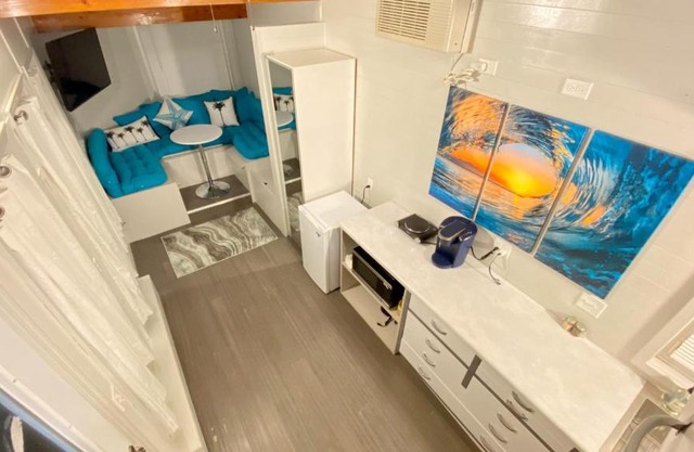 Beachy blue vacation vibes & pet friendly