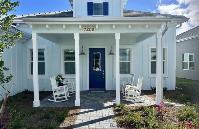 Beachy cottage just minutes from Downtown Naples and the beaches!