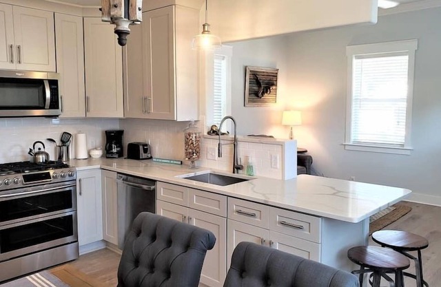 ⭐⭐ Beachy Cottage near Historic Downtown Pensacola