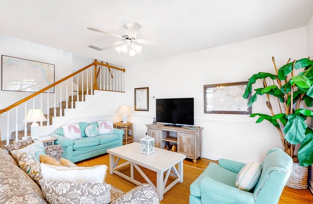 Beachy Duplex w/ Full Kitchen, High-Speed WiFi, Central AC, and Washer/Dryer!