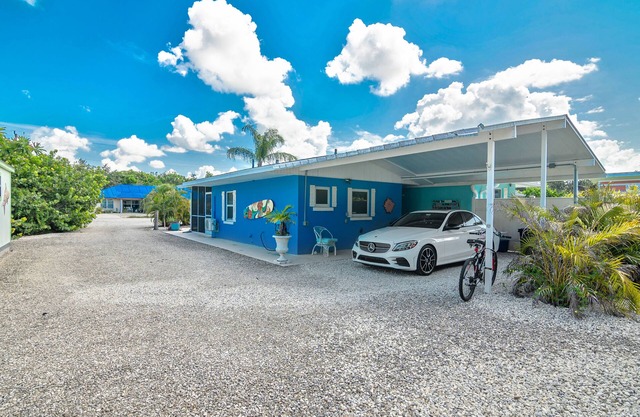 Beachy Old Florida Cottage with Bikes 1.5 Mile to the Beach